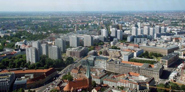 Hinter dem wohlklingenden Namen verbergen sich mehr als 100 Änderungen in Gesetzen und Verordnungen, mit deren Hilfe Baugenehmigungen schneller erteilt werden sollen.