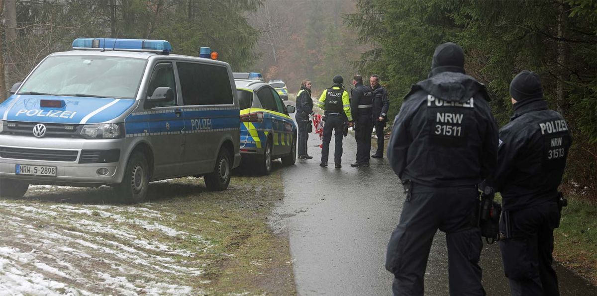 Es sei "unzeitgemäß", dass sich Polizeibeamte in NRW erst nach der fünften Überstunde Mehrarbeit aufschreiben dürften. "Herbert Reul könnte eine Gesetzesänderung anstoßen oder eine Rechtsverordnung erlassen, um die Polizei von der Bagatellgrenzen-Regel auszunehmen".