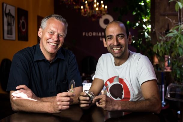 Stromverbrauch senken beim Kaffeegenuss: Florian Steiner, Inhaber des Cafés, und Peter Kolbe, Klimaschutz Plus Stiftung e.V., haben dies gemeinsam möglich gemacht.