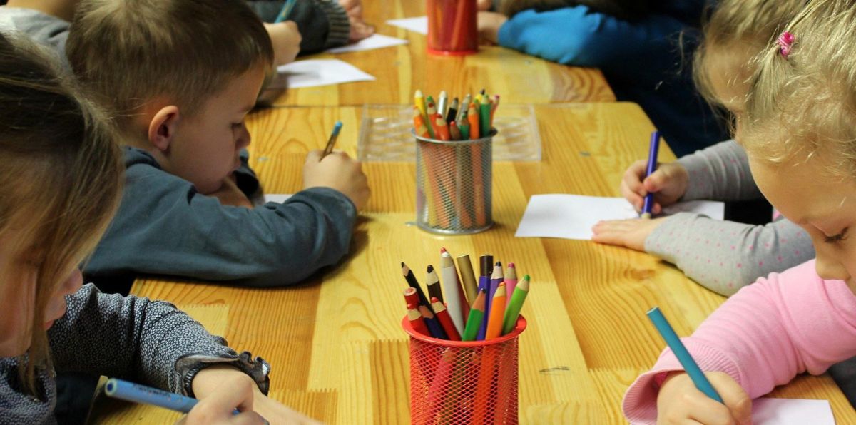 Die "Einrichtung sogenannter Willkommensgruppen, besonderer Schulklassen und Unterrichtsgruppen oder mehr Sportangebote" sind nette Worthülsen. Aber unsere Schulen steuern auf eine Katastrophe zu, wenn eine heute noch nicht einmal grob abschätzbare Zahl an Flüchtlingskindern und die sechste Corona-Welle im Herbst über unsere Klassenzimmer hereinbrechen.