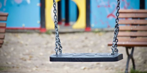 Alle Spielplätze in Berlin sollen offen bleiben. Warum sind denn Schulen und Kitas geschlossen worden?