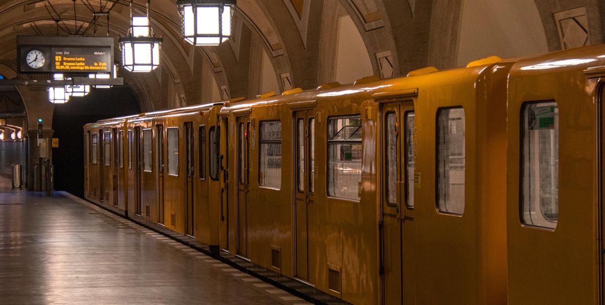 Natürlich muss zunächst jeder selbst Verantwortung zeigen und Regeln einhalten. Aber auch die BVG ist gefordert, härter durchzugreifen, wenn Fahrgäste mit einer OP-Maske unterwegs sind.