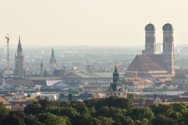 München gehört bundesweit zu den teuersten Städten. Kaufkraftbereinigt liegt die Armutsschwelle hier 37 Prozent höher als im günstigsten Kreis in Deutschland.