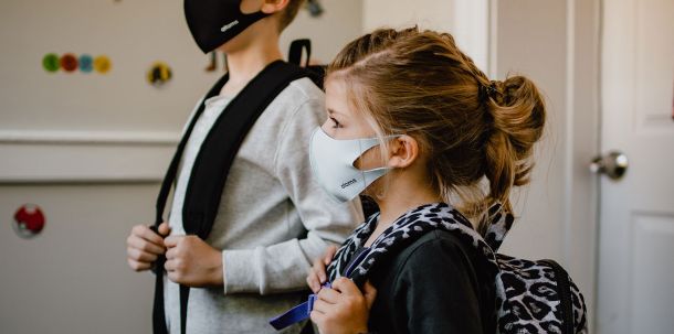 Masken auch in der Schule, Abstand zu Lehrkräften, Erziehern und den Schulkameraden, regelmäßiges Lüften oder günstigenfalls auch Luftfilter im Klassenraum, all das wird auch für die Jüngsten der Berliner Schülerinnen und Schüler zum Alltag gehören.