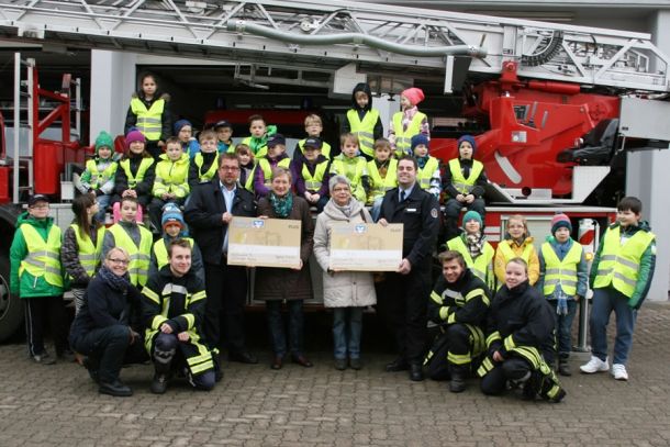 Die Mädchen und Jungen der Kinderfeuerwehr mit den Betreuern vor der Herzberger Drehleiter. In der Mitte Kinderfeuerwehrwart Kai Eisenträger, Heidi Nolte, Erika Störmer und Jugendfeuerwehrwart Florian Becker.