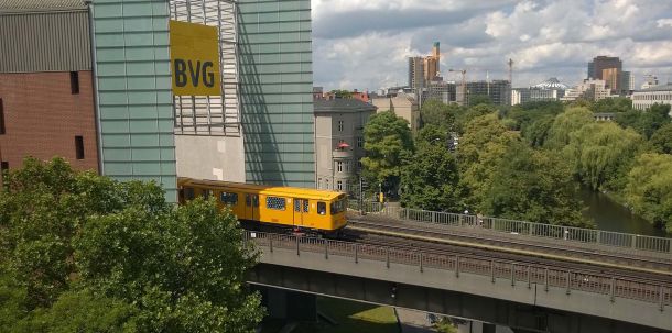 Die Diskussion um das 29-Euro-Ticket kann noch einen ganz anderen Denkanstoß geben. Berlin leistet sich eine ganze Reihe von Vergünstigungen, die es in anderen Bundesländern nicht gibt: Schulkinder fahren kostenlos mit BVG und S-Bahn, Hortgebühren wurden abgeschafft, Kitas sind komplett kostenfrei.