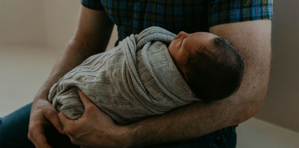 Das neue Gesetz soll aber nicht nur helfen, alte Rollenbilder aufzuweichen, es soll Familien entlasten. Dass es bisher nicht verabschiedet worden ist, liegt - zumindest auf den ersten Blick - am Geld.