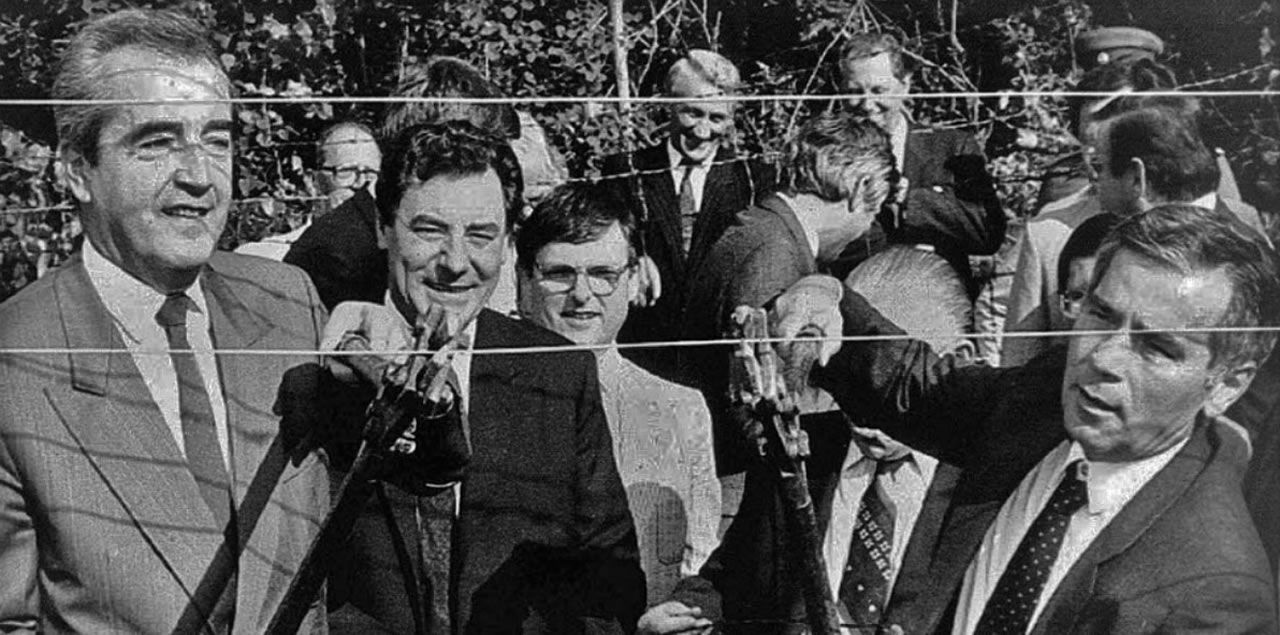 Außenminister Alois Mock und Gyula Horn (rechts) durchtrennen den eisernen Vorhang am 17. Juni 1989