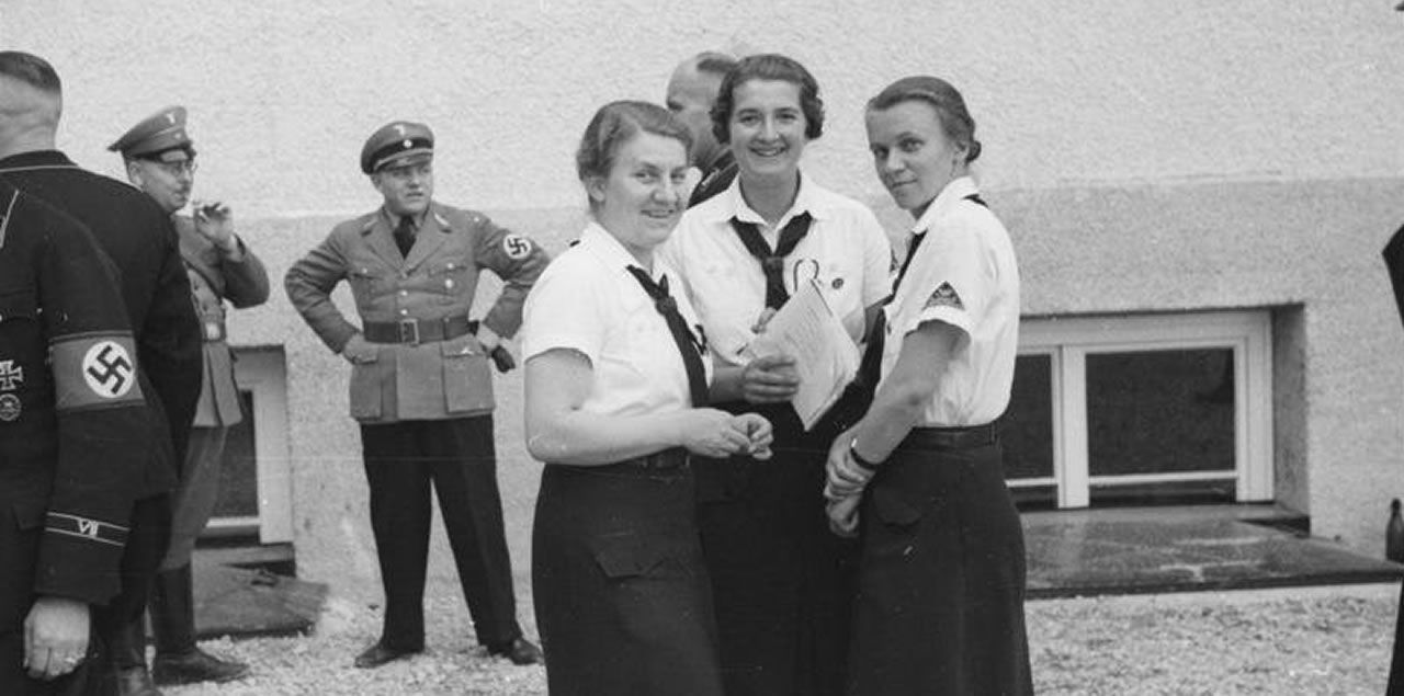 BDM-Führerinnen beim Besuch des Konzentrationslagers Dachau, 1936