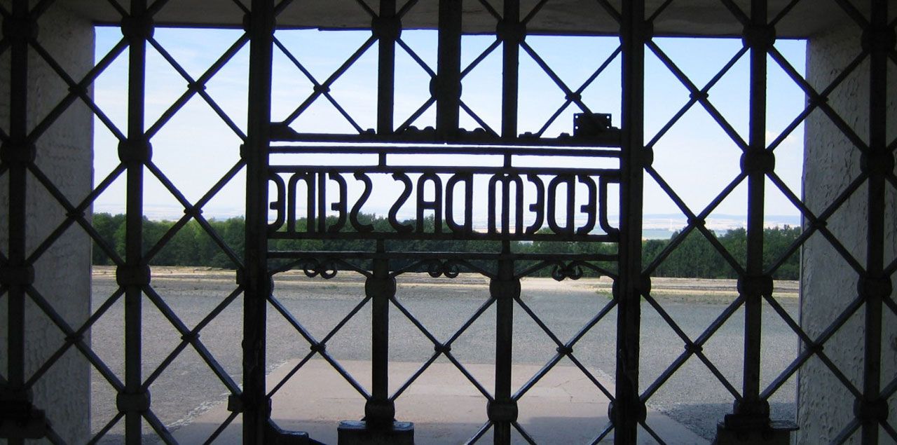 Schriftzug im Tor des KZ Buchenwald
