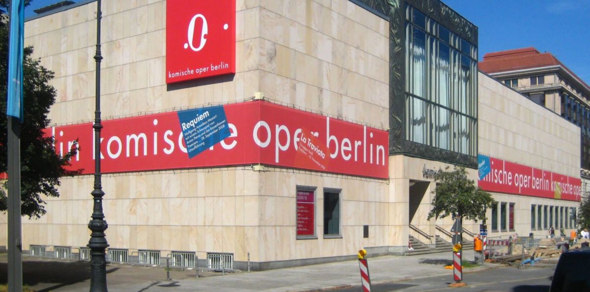 Die Komische Oper in der Behrenstraße in Berlin-Mitte