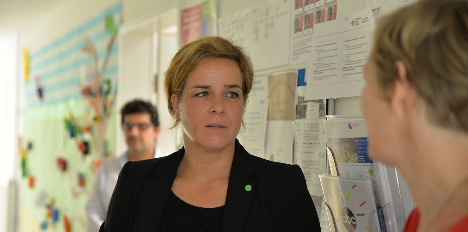Mona Neubaur: Kommunen sind durch die Krise "hart getroffen" und benötigten "mindestens acht Milliarden Euro an frischem Geld".