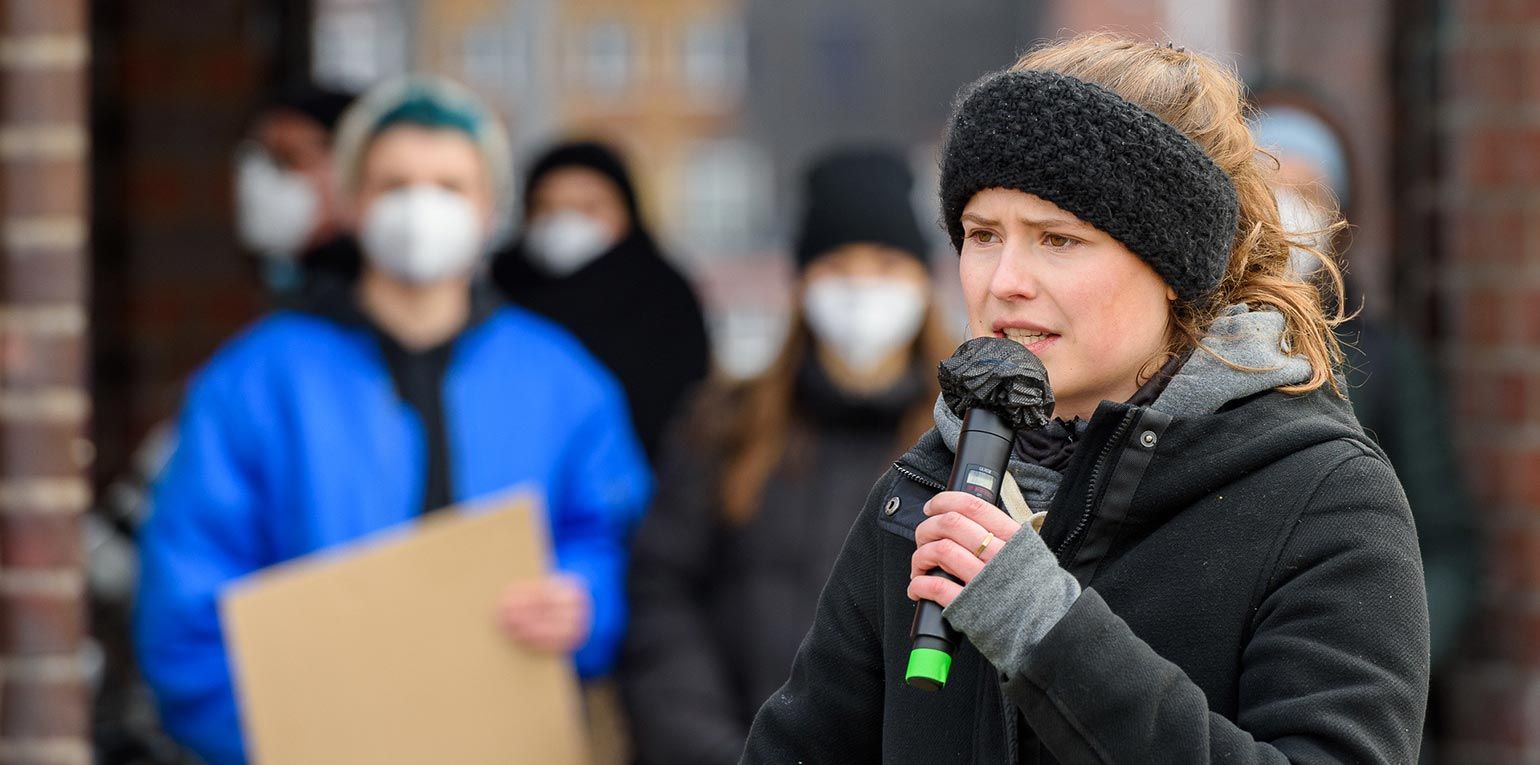Klimaaktivistin attackiert Ampel-Koalitionäre - "Was wir aus Verhandlungen hören, lässt Schlimmes vermuten"