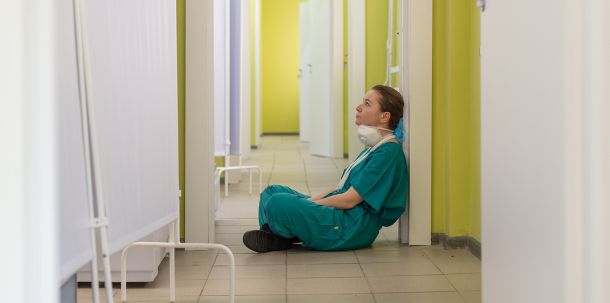 Angesichts der dramatischen Lage in vielen Krankenhäusern und des sprunghaften Anstiegs der Corona-Infektionen in Deutschland verschärft die Bundesregierung das geplante neue Maßnahmenpaket.