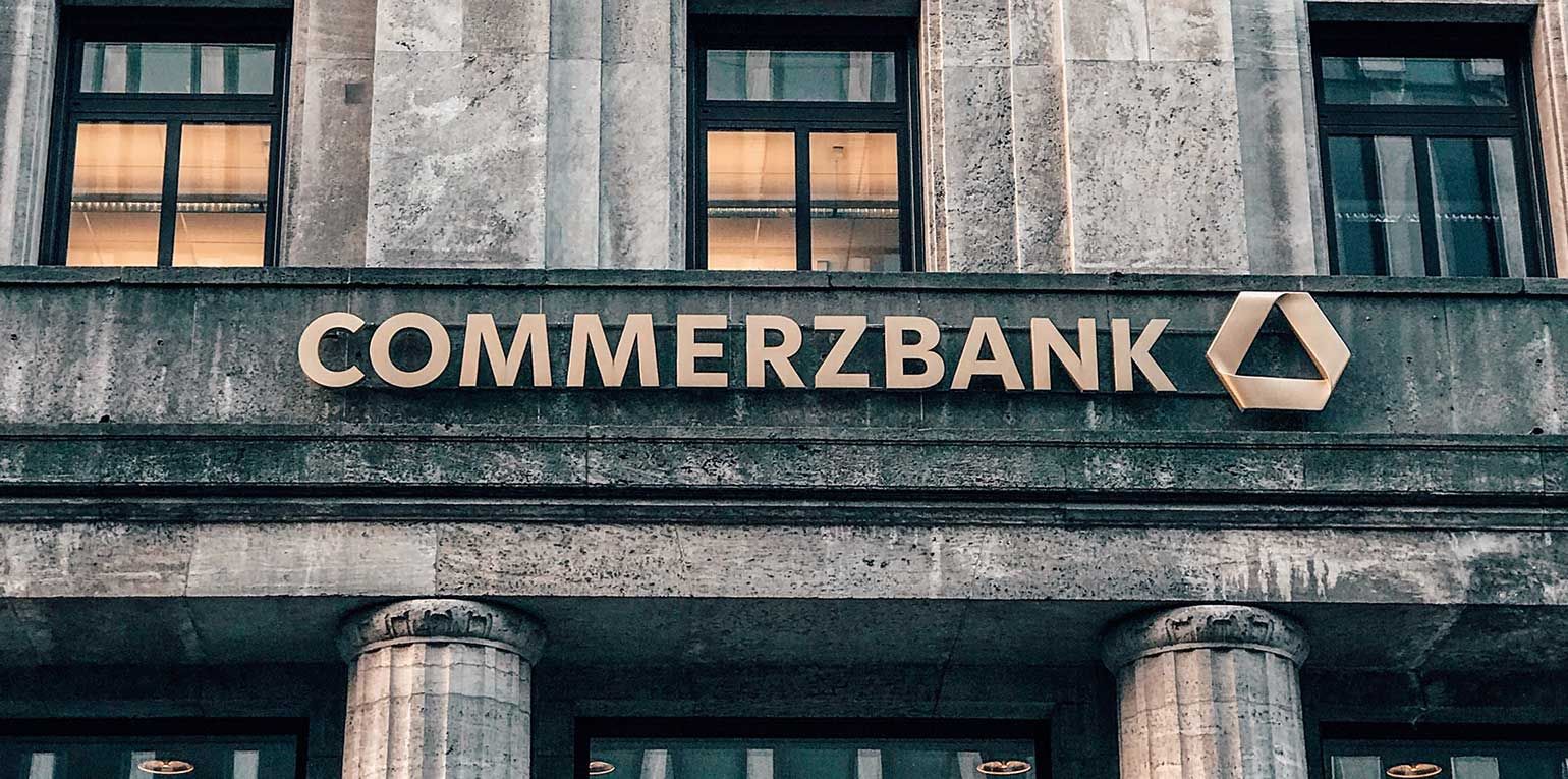 Die Commerzbank dagegen besetzte vakante Vorstandsposten zuletzt konsequent mit männlichen Kandidaten. Nun zählt der siebenköpfige Vorstand zwei Frauen, von denen eine, Schmittroth, zum Jahresende geht.