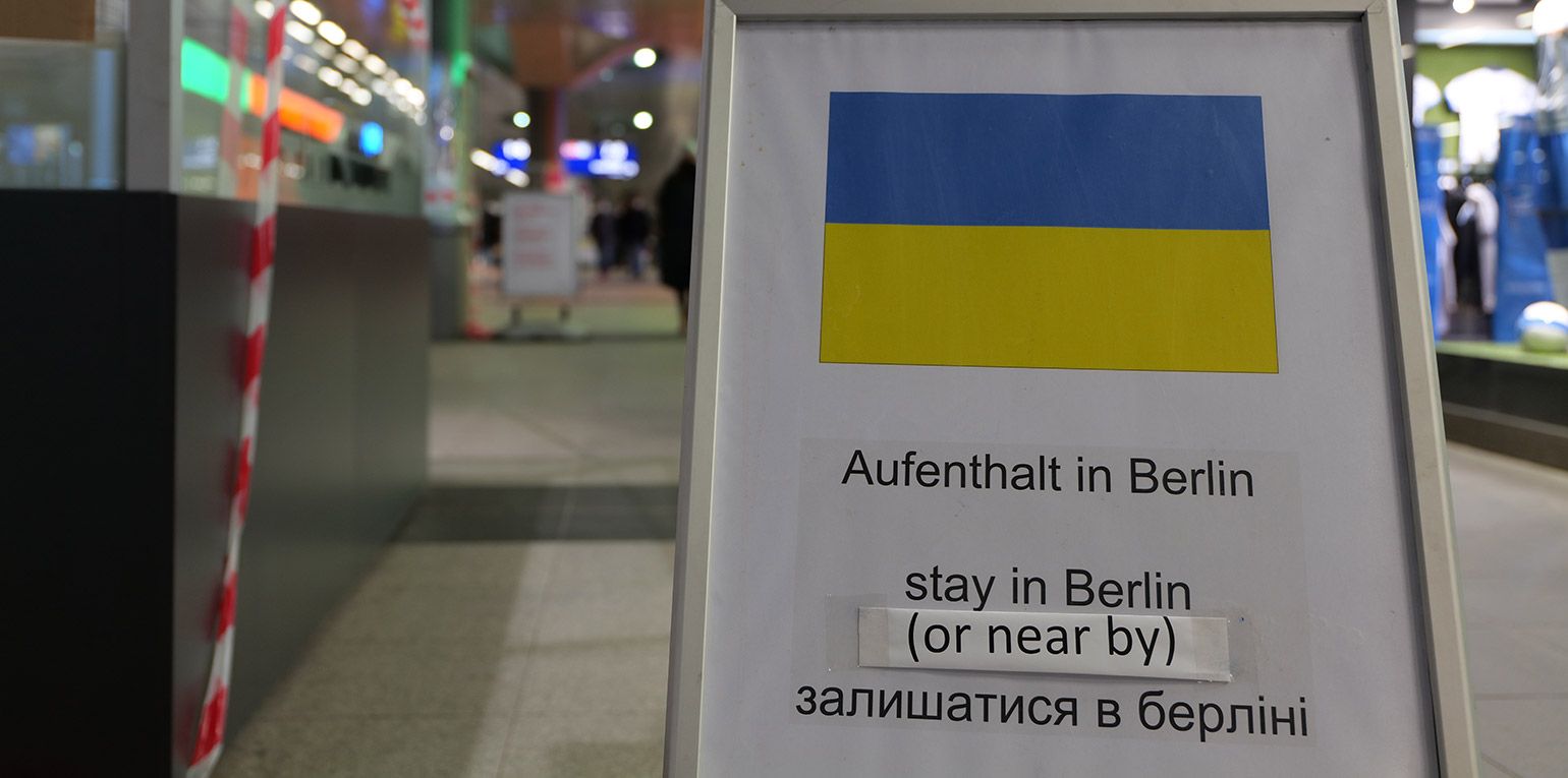 Hunderte engagieren sich ehrenamtlich am Hauptbahnhof und am Zentralen Omnibusbahnhof, um die Menschen zu versorgen. Andere organisieren Sachspenden- und Lebensmittel-Transporte in die Ukraine und nach Polen.