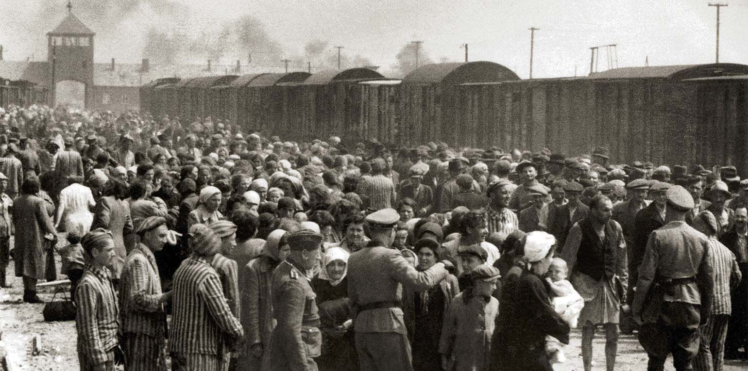 „Selektion“ ungarischer Juden auf der Rampe von Auschwitz II-Birkenau im deutsch besetzten Polen, etwa im Mai 1944. Juden wurden entweder zur Arbeit oder in die Gaskammer geschickt.