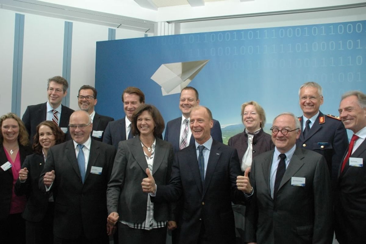 Feierliche Startfreigabe mit der bayerischen Wirtschaftsministerin Ilse Aigner (CSU) und Airbus-Chef Tom Enders (vorne Mitte)
