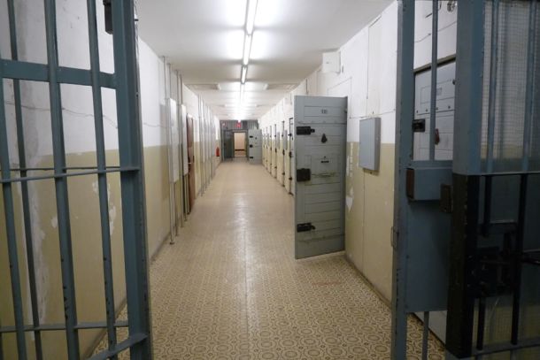 Gang mit Zellen im Neubau der ehemaligen Haftanstalt Berlin-Hohenschönhausen