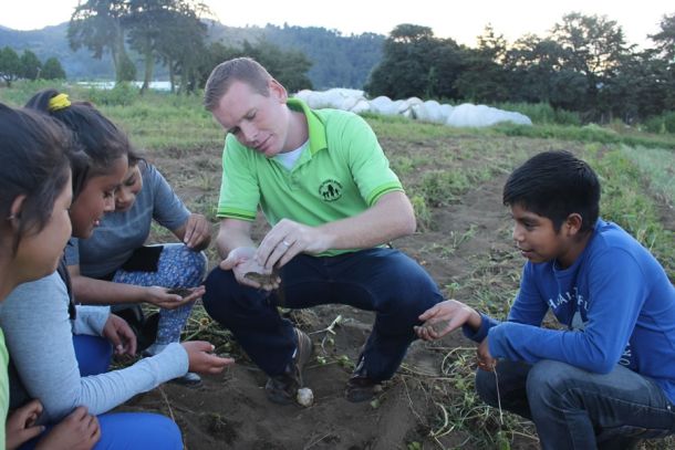 Christopher Hoyt, der Leiter des nph-Kinderdorfs in Guatemala,erklärt den Kindern die Auswirkungen von El Niño.