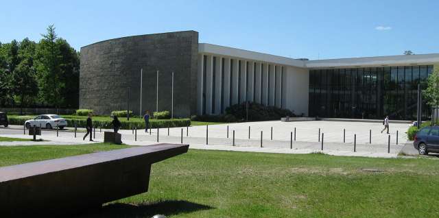 Foto: Karl-Ludwig Poggemann / CC BY 2.0 (via Flickr) Henry-Ford-Bau auf dem Campus der Freien Universität Berlin Henry-Ford-Bau auf dem Campus der Freien Universität Berlin