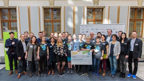 Das Bild zeigt die Energiesparmeister-Finalisten von der Christlichen Schule Dresden (Sachsen), der Sachsenwaldschule Gymnasium Reinbek (Schleswig Holstein) und dem Evangelischen Gymnasium in Siegen-Weidenau (Nordrhein-Westfalen) auf der Preisverleihung im Bundesumweltministerium mit Bundesumweltministerin Barbara Hendricks.