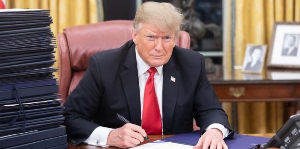 Mit dem Wahlergebnis im Rücken, mit einer stromlinienförmig ergebenen Partei, doppelten Mehrheiten im Kongress, einem gefügigen Obersten Gerichtshof, einer geschwächten vierten Gewalt und dem unbedingten Willen, Amerika einer Rosskur zu unterziehen, startet mit Donald Trump der wohl mächtigste US-Präsident der vergangenen Jahre in seine letzte Amtszeit.