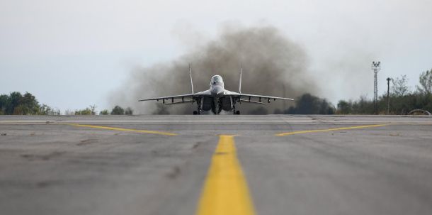 Es beruhigt nur wenig, dass andere Nato-Staaten Warschaus Manöver, das einen Bündnisfall provozieren könnte, skeptisch sehen. Gerade in Deutschland, das mit der Nato-Zentrale für Luftkriege in Ramstein als Zielscheibe ausgehängt wurde, sollte man drei Kreuze schlagen.