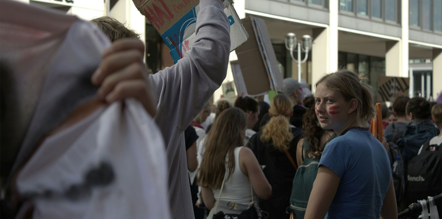 Was ist uns unser Land wert? Was würden wir um seiner Zukunft willen in Kauf nehmen, und was würden wir zum Schutz unserer Demokratie tun? Dazu müssen wir eine Haltung finden, jede und jeder von uns.