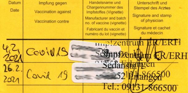 Impfpass mit Eintragungen der beiden Impfungen