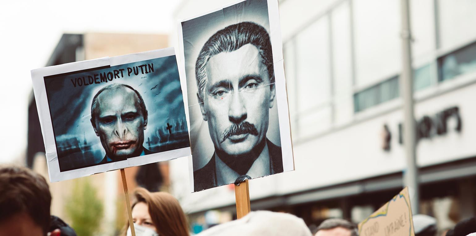 Seine hohen Zustimmungswerte in Russland sichere sich Putin durch eine "sektiererisch-totalitäre Kommunikation", sagte der Wissenschaftler und Autor. "Das Ziel ist die Auslöschung von Individualität, die Formung eines Kollektivs, das gehorcht, anbetet und glaubt."