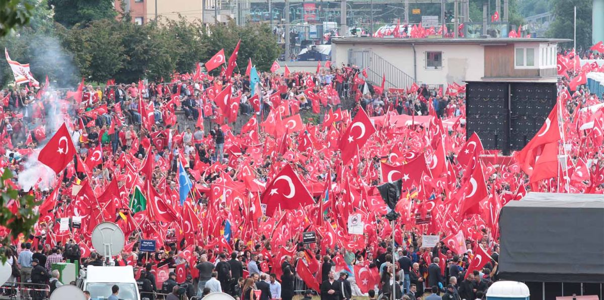Der Dava-Vorsitzende Teyfik Özcan hat gegenüber der Deutschen Presse-Agentur (dpa) Vorwürfe zurückgewiesen, seine Organisation sei ein deutscher Ableger der islamisch-konservativen Partei AKP des türkischen Staatspräsidenten Recep Tayyip Erdogan.