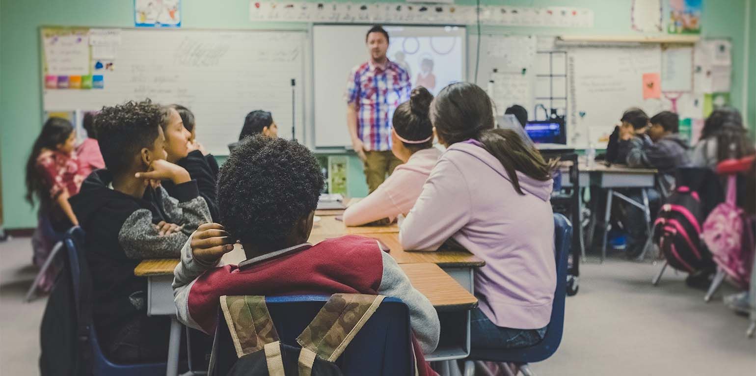 Für öffentliche Schulen will die Landesregierung die Ausgaben bis 2026 deutlich steigern: Bei Personalkosten ist im Haushaltsplan ein Plus von zehn Prozent vorgesehen. Bei den Privatschulen hingegen sollen die Zuschüsse für Personal- und Sachkosten um elf Prozent sinken.