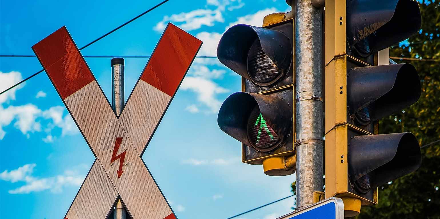 Verkehrsbehörden sollten für die Berechnungen grüner Ampelphasen künftig eine langsamere Schrittgeschwindigkeit für Fußgänger annehmen: einen Meter pro Sekunde.