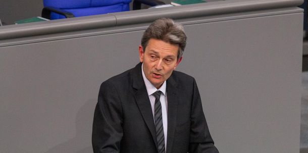 Aber immer noch mehr Aufrüstung kann nicht die Antwort sein", sagte SPD-Fraktionschef Rolf Mützenich "Klüger wäre es, in Europa endlich unsere militärischen Kräfte zu bündeln."