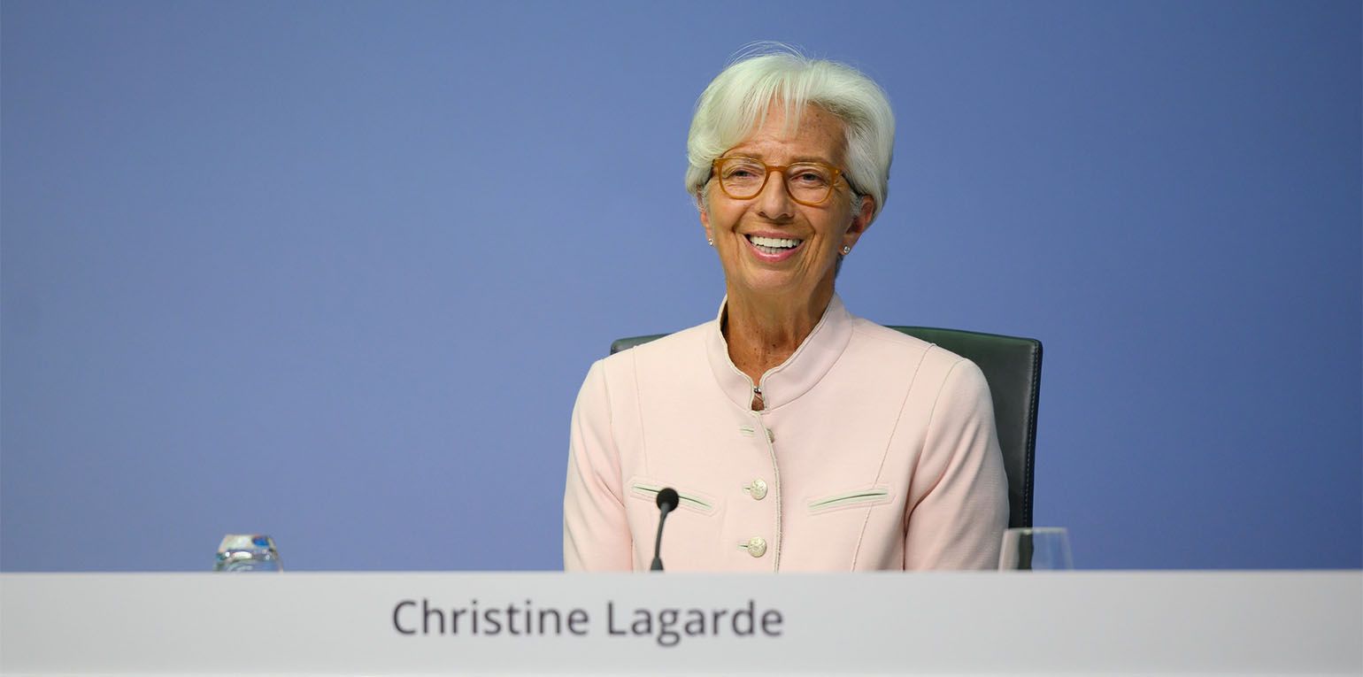 Auch Verbraucher können langfristig wieder mit günstigeren Krediten für Hauskauf oder Wohnungsbau rechnen, aber nur, wenn die Währungshüter schneller und öfter tätig werden. Doch die EZB um ihre Präsidentin Christine Lagarde will sich derzeit in dieser Hinsicht lieber noch nicht zu weit aus dem Fenster lehnen.