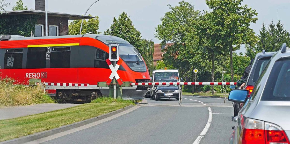 "Der Fernverkehr nutzt nur 15 Prozent aller Trassen, die zur Verfügung stehen. Es ist der Regionalverkehr, der die Bahnknoten zufährt und verstopft", sagte Berthold Huber, DB-Vorstand für Infrastruktur, in Berlin.