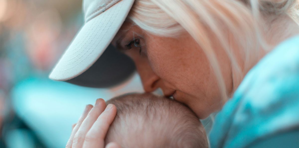 Als Mutter frage ich mich oft: Was sagen wir damit unseren Kindern, vor allem unseren Töchtern? Dass sie dafür bestraft werden, wenn sie sich kümmern? Dass ihr Wert daran gemessen wird, wie sehr sie sich selbst zurücknehmen?