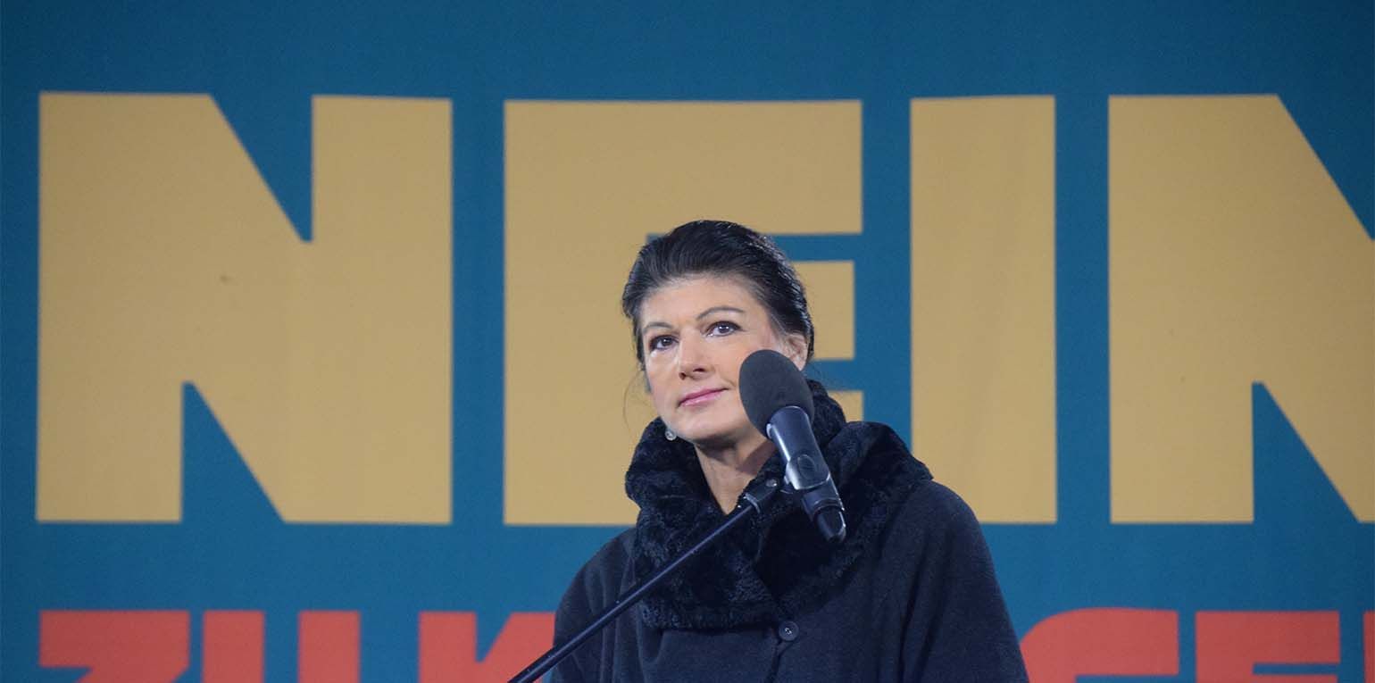 Als Selenskyj am Nachmittag zum ersten Mal persönlich im Bundestag sprach, blieben die Plätze vieler AfD-Abgeordneter und die der BSW-Gruppe leer. Der ukrainische Präsident trage dazu bei, "eine hochgefährliche Eskalationsspirale zu befördern", hieß es in dem Boykottaufruf des Bündnisses Sahra Wagenknecht. Eine derart fahrlässige Geschichtsklitterung ist unerträglich. Was für ein Armutszeugnis.