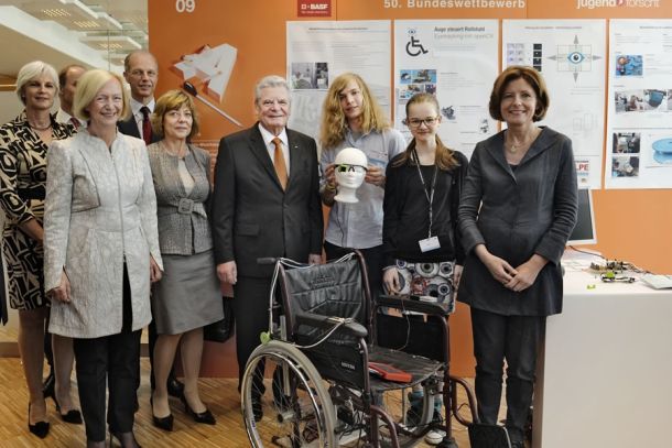 Die Sieger des 50. Bundeswettbewerbs von Jugend forscht in Ludwigshafen stehen fest: Bundespräsident Joachim Gauck (4. v. rechts), Bundesbildungsministerin Prof. Dr. Johanna Wanka (2. v. links), die rheinland-pfälzische Ministerpräsidentin Malu Dreyer (rechts) sowie der Vorstandsvorsitzende der BASF Dr. Kurt Bock (3. v. links) gratulieren ...