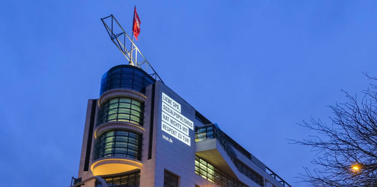 Projektion am Willy Brandt Haus als Protest gegen die Pläne zur Grundrente der SPD