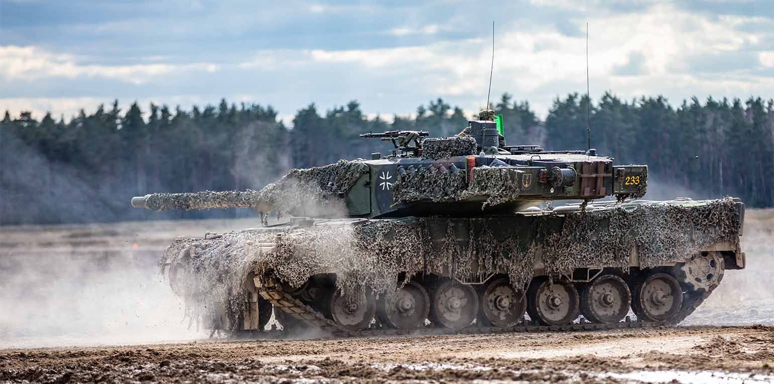 Insbesondere Robert Habeck prescht nach vorn, indem er an die demokratische Mehrheit appelliert, noch vor der Neuwahl des Parlaments ein weiteres Sondervermögen für die Bundeswehr zu beschließen. Ähnlich die Forderungen von Außenamtschefin Baerbock nach Erhöhung der Militärausgaben auf mehr als zwei Prozent des Bruttoinlandsprodukts.